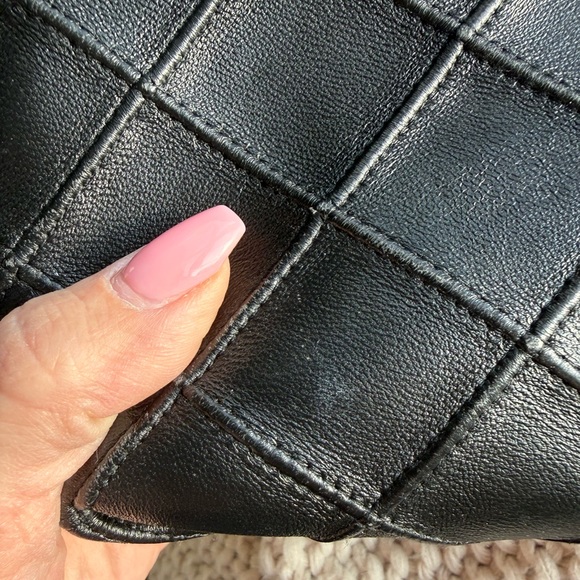 Tory Burch Fleming Black Shoulder Bag with Gold Chain - Picture 5 of 6